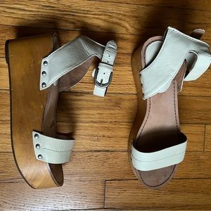 FRYE white wood and leather platform sandals